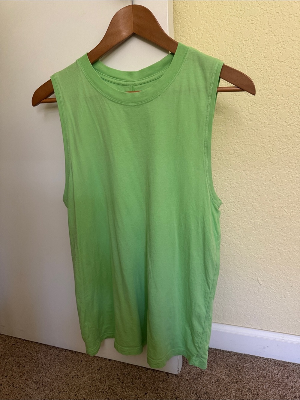 lululemon athletica Women's Muscle Tank in Bright Lime Green size L. GUC